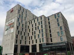 Meininger Hotel in Berlin; Produktion und Lieferung